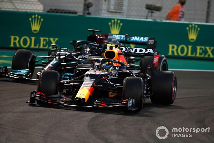Sergio Pérez, Red Bull Racing RB16B, Lewis Hamilton, Mercedes W12