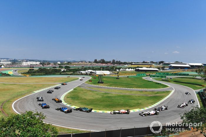 Max Verstappen, Red Bull Racing RB16B, Valtteri Bottas, Mercedes W12, Sergio Pérez, Red Bull Racing RB16B, y el resto de participantes