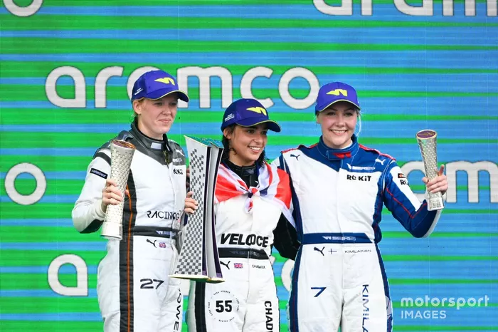 Podio: ganadora de la carrera y campeona Jamie Chadwick celebra con Abbi Pulling y Emma Kimilainen