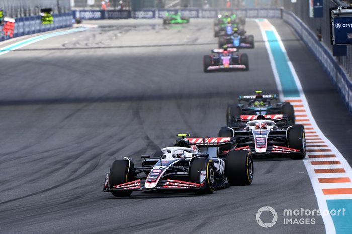 Nico Hulkenberg, Haas VF-24, por delante de Kevin Magnussen, Haas VF-24, y Sir Lewis Hamilton, Mercedes F1 W15.