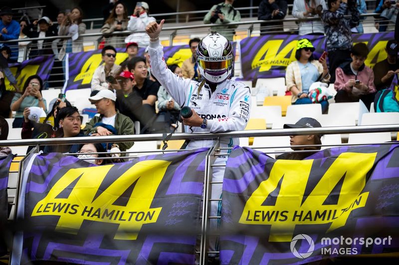 Un tifoso che sostiene Lewis Hamilton, Mercedes-AMG F1 Team