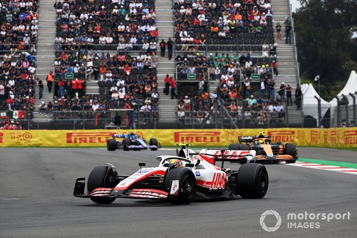 Mick Schumacher, Haas VF-22, Lando Norris, McLaren MCL36, Esteban Ocon, Alpine A522