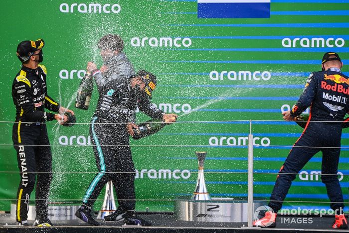 Podio: tercer lugar Daniel Ricciardo, Renault F1, ganador de la carrera Lewis Hamilton, Mercedes-AMG F1, y el segundo lugar Max Verstappen, Red Bull Racing