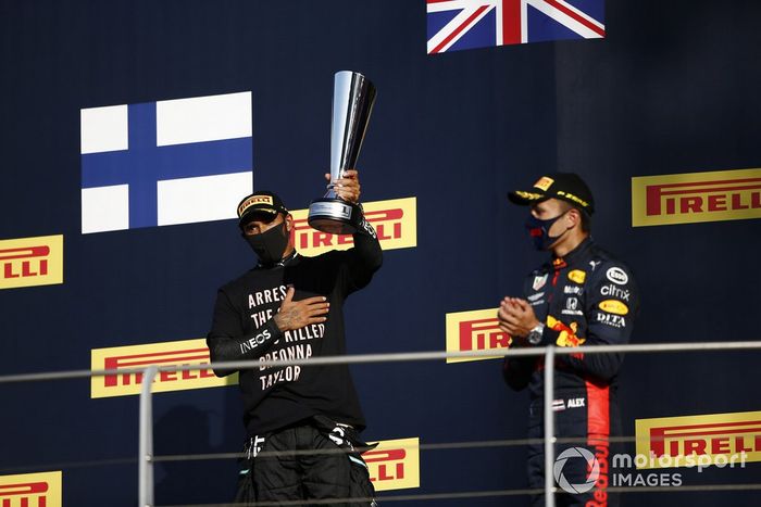 Podio: ganador Lewis Hamilton, Mercedes-AMG F1, y tercer lugar Alex Albon, Red Bull Racing