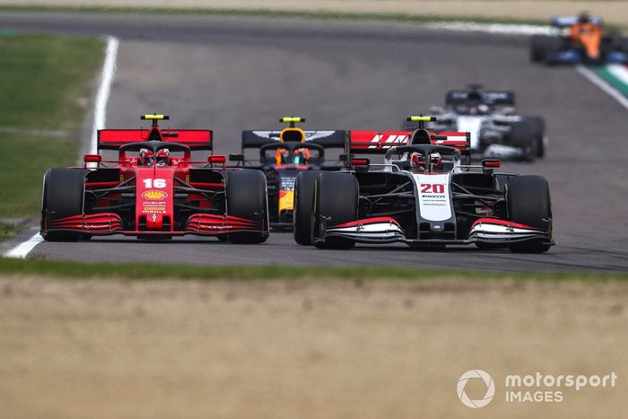 Kevin Magnussen, Haas VF-20, y Charles Leclerc, Ferrari SF1000