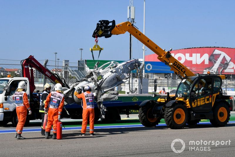 Comisarios con el coche accidentado de Luca Ghiotto, Hitech Grand Prix tras el toque con Jack Aitken, Campos Racing 