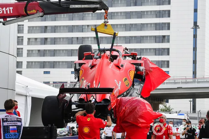 Los mecánicos de Ferrari descargan el monoplaza dañado de Sebastian Vettel, Ferrari SF1000