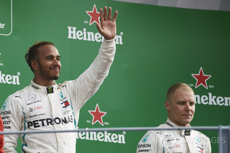Lewis Hamilton y Valtteri Bottas, Mercedes AMG F1, celebrando en el podio de Monza