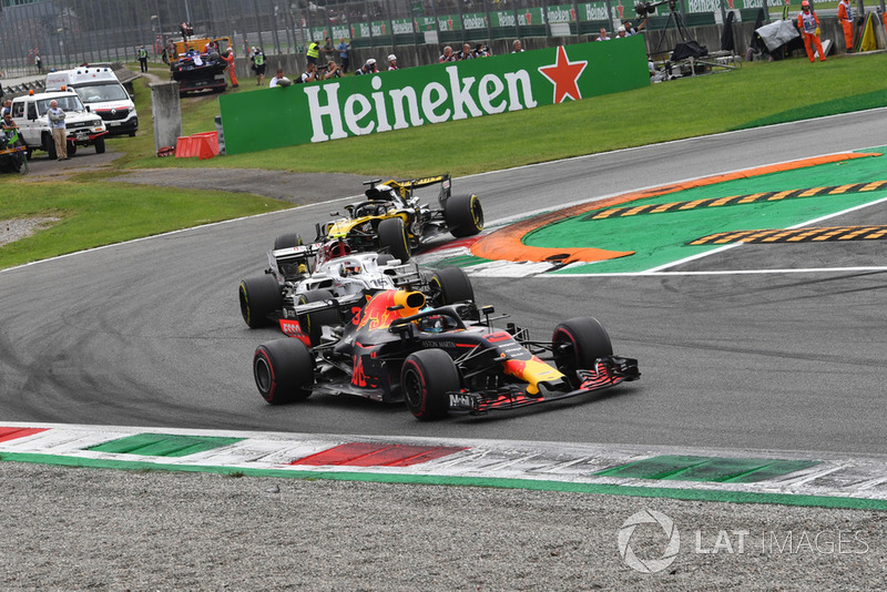 Daniel Ricciardo, Red Bull Racing RB14, Charles Leclerc, Sauber C37 and Nico Hulkenberg, Renault Sport F1 Team RS 18 battle