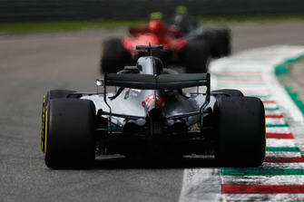 Кімі Райкконен (Ferrari SF71H) і Льюіс Хемілтон (Mercedes AMG F1 W09)