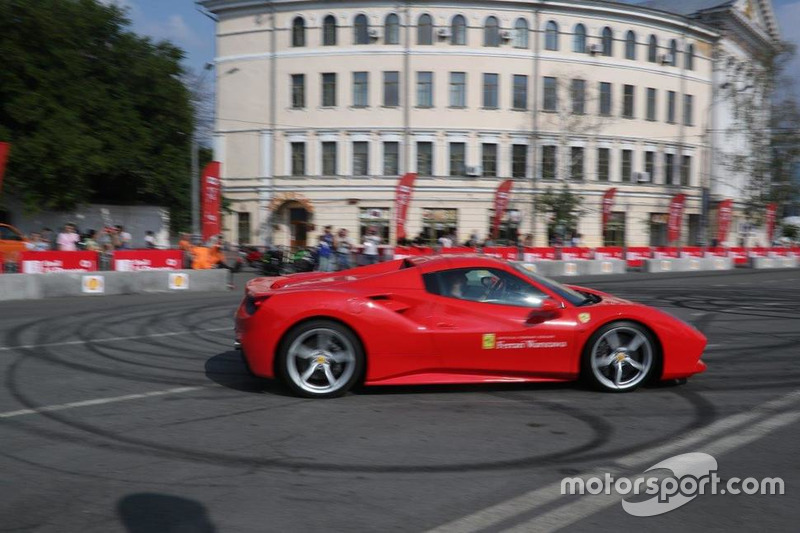 Марк Жене за кермом Ferrari