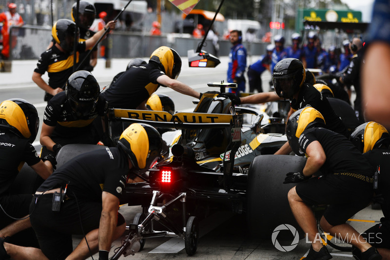 Carlos Sainz Jr., Renault Sport F1 Team RS 18, in the pits during practice