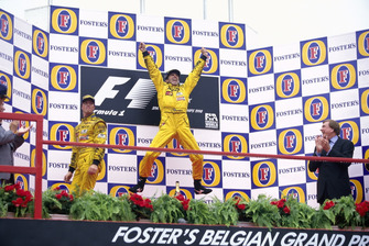 Podyum: Yarış galibi Damon Hill, Jordan 198, 2. Ralf Schumacher, Jordan 198