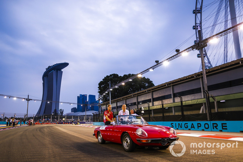 Sebastian Vettel, Ferrari, en un Alfa Romeo Spyder en el desfile de pilotos