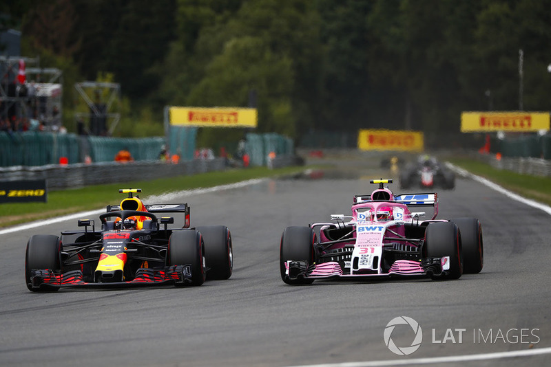 Max Verstappen, Red Bull Racing RB14, y Esteban Ocon, Racing Point Force India VJM11
