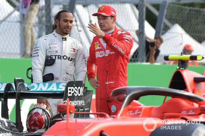 Los primeros clasificados segundo Lewis Hamilton, Mercedes AMG F1, y el ganador de la pole Charles Leclerc, Ferrari