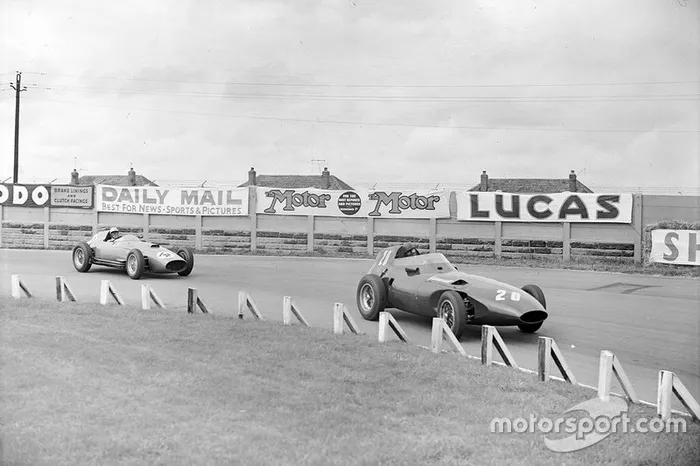 Tony Brooks, Vanwall; Stirling Moss, Vanwall y Luigi Musso, Ferrari
