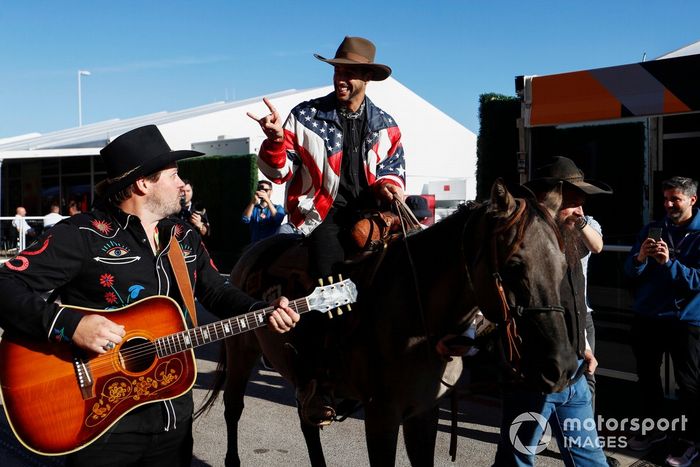 Daniel Ricciardo, McLaren, en un caballo