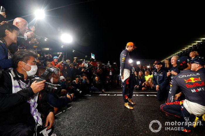 Adrian Newey, director técnico de Red Bull Racing, Helmut Marko, asesor de Red Bull Racing, Max Verstappen, Red Bull Racing, Christian Horner, director del equipo, Red Bull Racing, celebrando la victoria y el mundial