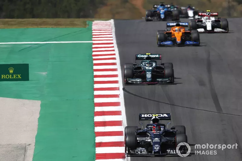Pierre Gasly, AlphaTauri AT02, Sebastian Vettel, Aston Martin AMR21, e Daniel Ricciardo, McLaren MCL35M