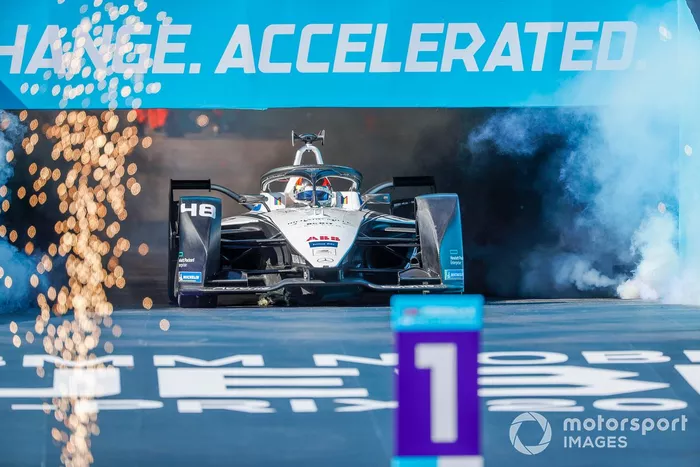 Ganador Edoardo Mortara, Venturi Racing, Silver Arrow 02, llega al podio