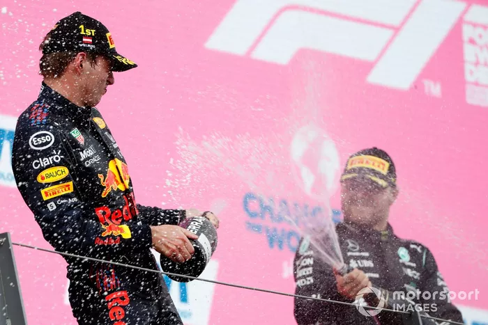 Podio: ganador de la carrera Max Verstappen, tercer lugar Valtteri Bottas, Mercedes