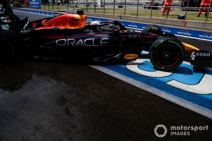 Max Verstappen, Red Bull Racing RB18, sale del garaje