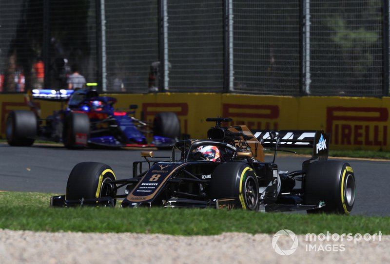 Romain Grosjean, Haas F1 Team VF-19, leads Alexander Albon, Toro Rosso STR14