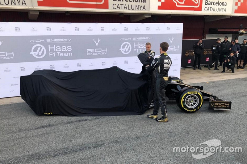 Kevin Magnussen, Haas F1 Team, Romain Grosjean, Haas F1 Team, unveil the new Haas VF-19
