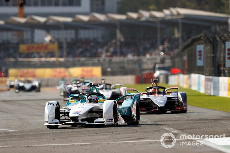 Oliver Turvey, NIO Formula E Team, NIO Sport 004 leads Robin Frijns, Envision Virgin Racing, Audi e-tron FE05 