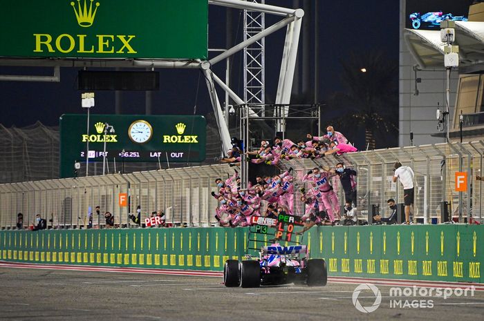 Sergio Pérez, Racing Point RP20, cruza la línea de meta para llevarse la victoria de la carrera