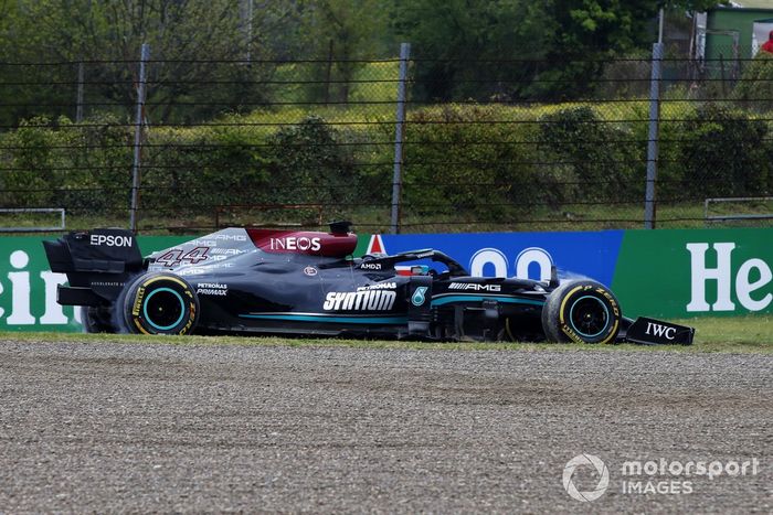 Lewis Hamilton, Mercedes W12, pierde el control y se va hacia la barrera