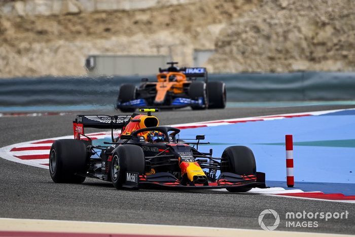 Alex Albon, Red Bull Racing RB16 y Carlos Sainz Jr., McLaren MCL35 