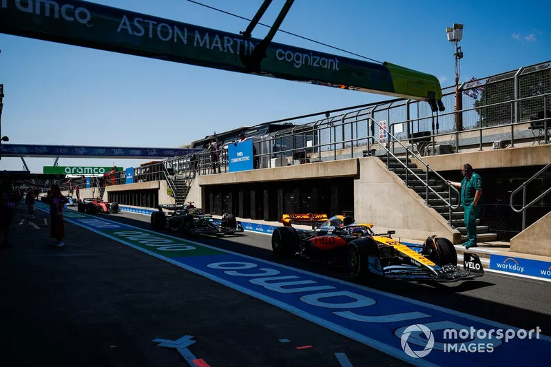 Oscar Piastri, McLaren MCL60, Lewis Hamilton, Mercedes F1 W14, in corsia box