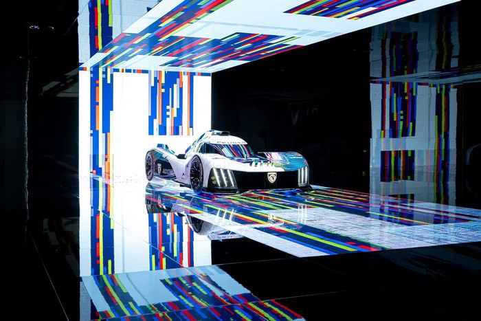 Peugeot 9X8 LMH con la decoración para las 24h de Le Mans