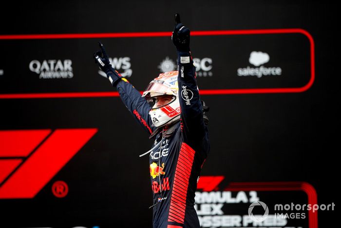 Max Verstappen, Red Bull Racing, 1ª posición, celebra su llegada al Parc Ferme