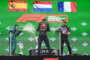 Fernando Alonso, Aston Martin F1 Team, 2ª posición, Max Verstappen, Red Bull Racing, 1ª posición, Pierre Gasly, Alpine F1 Team, 3ª posición, spray de Champagne en el podio.