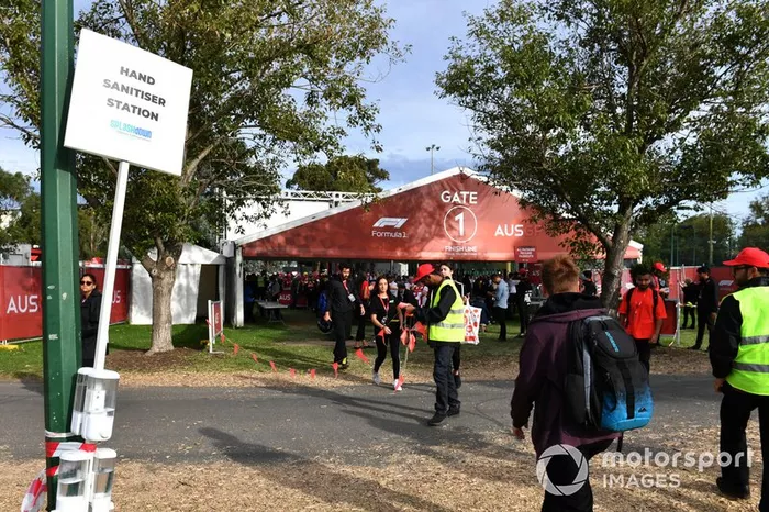 La estación de desinfección de manos cerca de las puertas