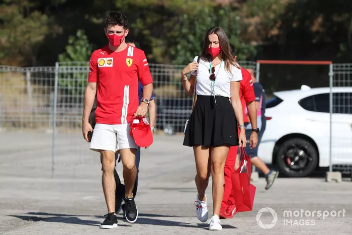 Charles Leclerc, Ferrari, y su novia, Charlotte Sine