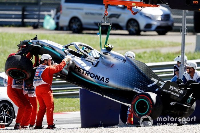 Coche de Valtteri Bottas, Mercedes AMG W10 es removido después de chocar