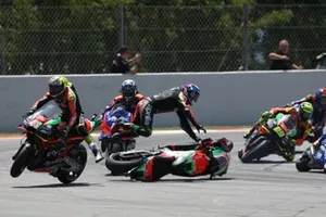 Bradley Smith, Aprilia Racing Team Gresini crasht met Aleix Espargaro, Aprilia Racing Team Gresini