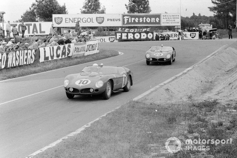 The Hill/Gendebien V12 Ferrari 250 TRI/61 heads to another Le Mans triumph in ’61, here chased by the Ginther/von Trips V6 246SP which would fail to go the distance. 