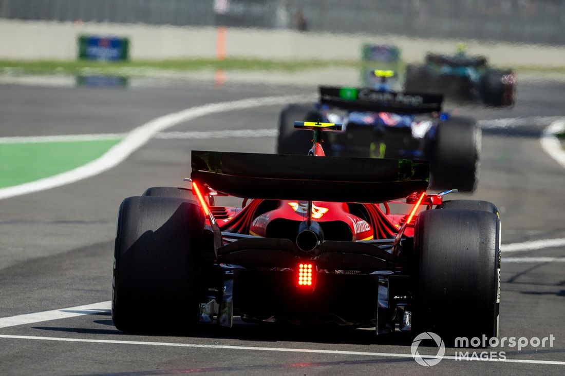 Carlos Sainz, Ferrari SF-24, sale de boxes 