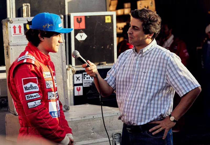 Gabriel Leone als Ayrton Senna, Gabriel Louchard als Galvão Bueno in Senna