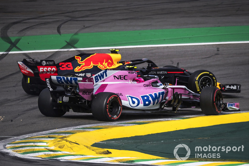 El líder Max Verstappen, Red Bull Racing RB14 choca con Esteban Ocon, Racing Point Force India VJM11