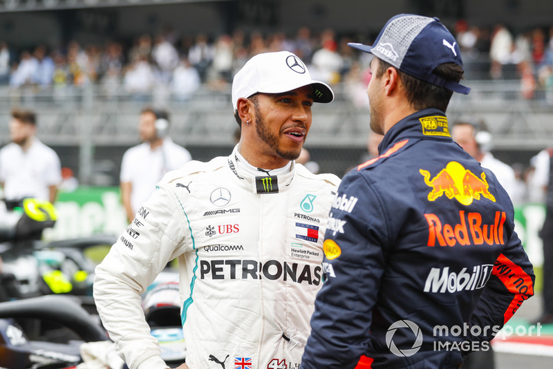 Lewis Hamilton, Mercedes AMG F1, si congratula con Daniel Ricciardo, Red Bull Racing, per la pole position