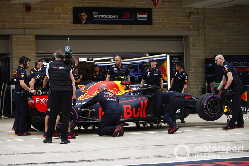 Les mécaniciens inspectent la voiture de Max Verstappen, Red Bull Racing RB14, après sa rupture de suspension