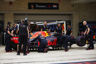 Les mécaniciens inspectent la voiture de Max Verstappen, Red Bull Racing RB14, après sa rupture de suspension