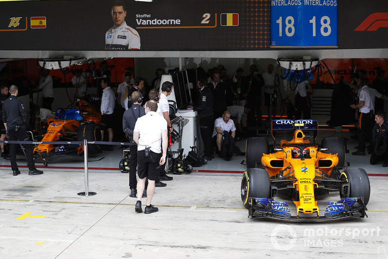 Stoffel Vandoorne, McLaren MCL33, sort du garage