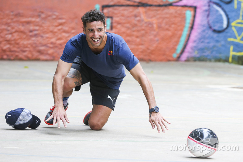 Max Verstappen y Daniel Ricciardo, Red Bull Racing juegan Futsal en Brasil